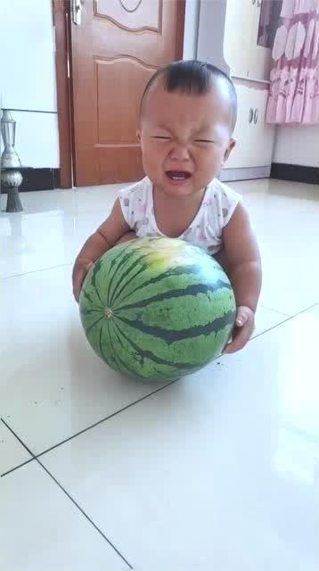 小孩西瓜节吃瓜